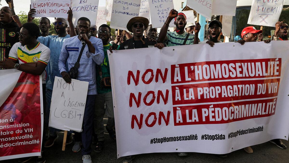 Des manifestants hostiles aux pratiques homosexuelles au Sénégal