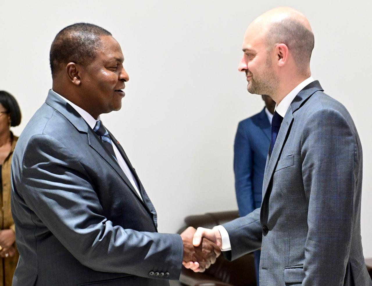 Le président centrafricain Faustin-Archange Touadéra et le ministre français des affaires étrangères Jean-Noël Barrot