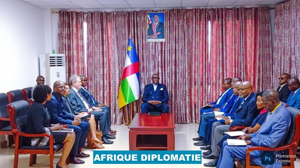 Le chef du gouvernement centrafricain avec la délégation de la Banque mondiale