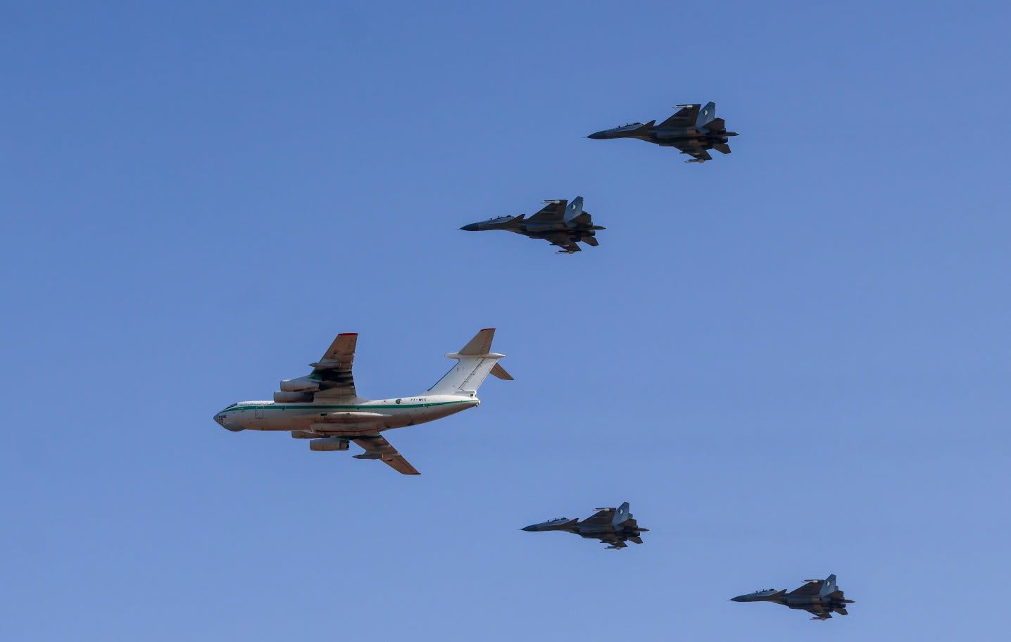 Quatre chasseurs Sukhoï Su-30 déployés par l'Algérie à Niamey
