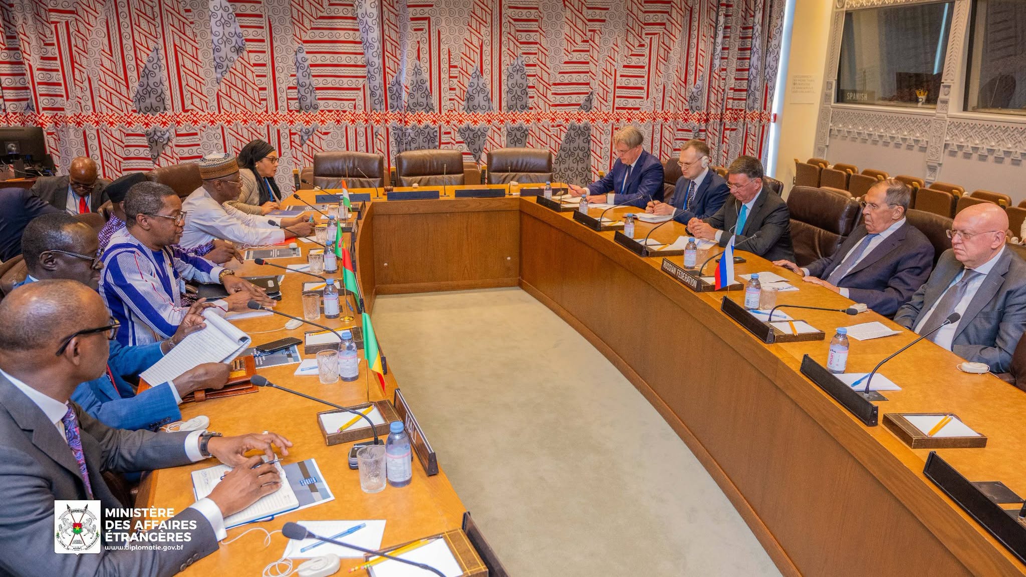 Les ministres des affaires étrangères de l'AES avec la délégation des affaires étrangères russes à New-York