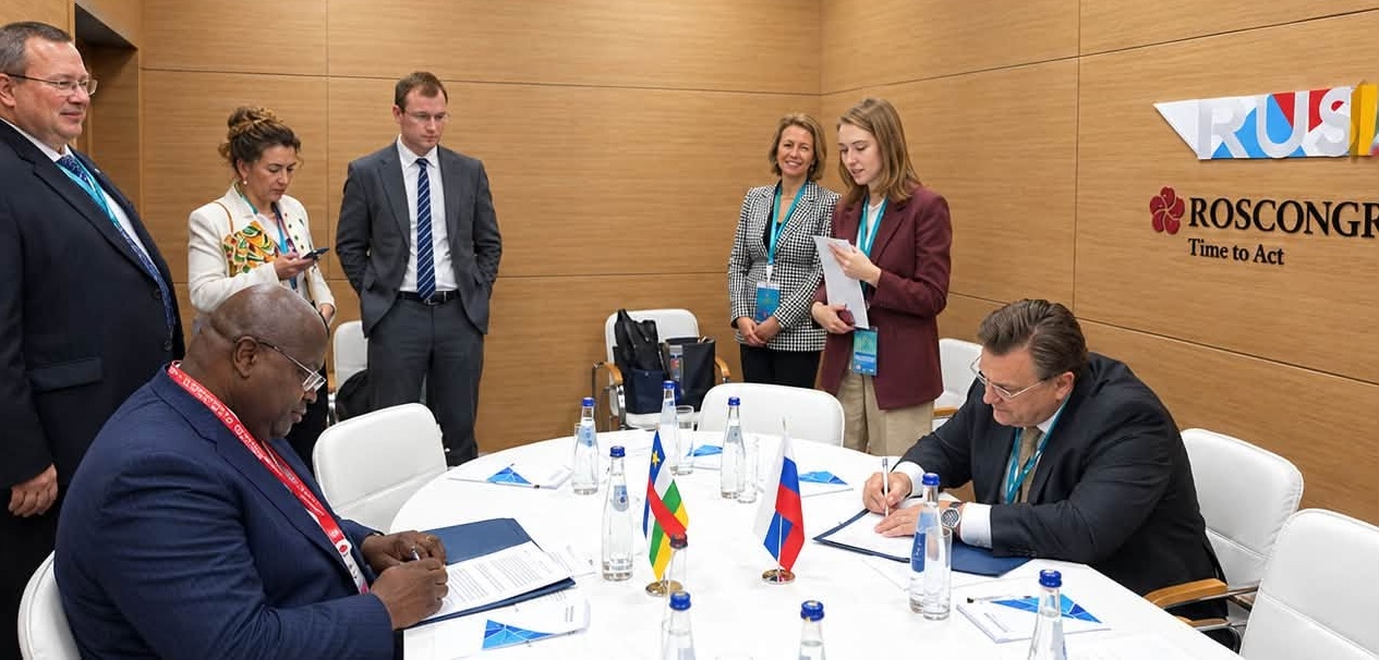 Signature d'entraide judiciaire entre le ministre d'Etat centrafricain chargé de la Justice Arnaud Djoubaye Abazène et son homologue russe.