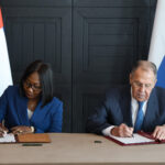 Moscou, 28 octobre 2026 — Signature de l'Accord sur les fondements des relations entre la République centrafricaine et la Fédération de Russie. De gauche à droite : Madame Sylvie Baïpo-Temon, Ministre des Affaires étrangères de la République centrafricaine, et Monsieur Sergueï Lavrov, Ministre des Affaires étrangères de la Fédération de Russie.
