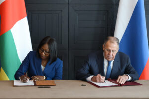 Moscou, 28 octobre 2026 — Signature de l'Accord sur les fondements des relations entre la République centrafricaine et la Fédération de Russie. De gauche à droite : Madame Sylvie Baïpo-Temon, Ministre des Affaires étrangères de la République centrafricaine, et Monsieur Sergueï Lavrov, Ministre des Affaires étrangères de la Fédération de Russie.